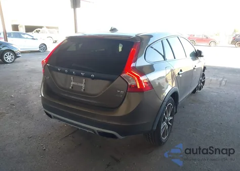 2018 Volvo V60 Cross Country T5 z USA, uszkodzony, nr VIN YV440MWK4J2058052